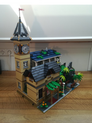 Die linke Seite des MOCs. Den Turm habe ich eigentlich nur gebaut, da ich aus der Kiloware Architektur noch die Teile von der Uhr des Creator Expert Big Bens hatte und diese unterbringen wollte.