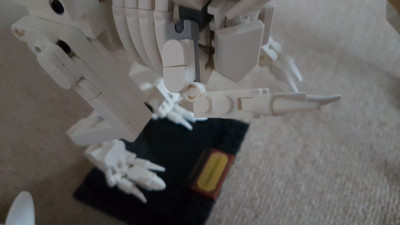 Der Arm klappt wegen der lapprigen Hinge ständig hinunter.