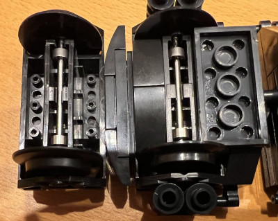 Links LEGO, rechts BlueBrixx