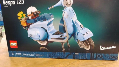 LEGO-Creator-Expert-10298-Vespa-125.jpeg