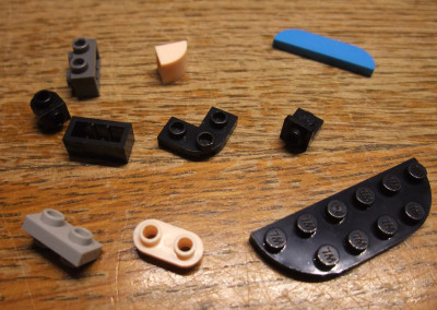 Da ist viel interessantes dabei. BRU Steine, Plates mit oben und unten Noppen, Steine ganz ohne Noppen und plates und tiles mit abgerundeten Ecken. Die 2x2 corner plate mit der abgerundeten Ecke ist mir bis jetzt noch nicht untergekommen.