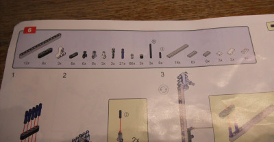 Normalerweise suche ich mir beim Bauen die Steine des Bauschrittes zusammen, damit ich nichts vergessse. Hier sind die Bauschritte aber sehr ambivalent. Bei einigen werden 2 Steine verbaut und dann kommen solche Klopper mit über 180 Teilen in einem dutzend Unterschritten.