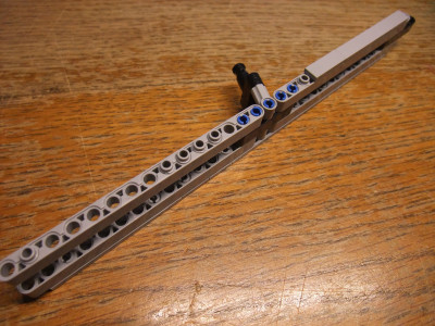 Die Beine werden mit Fliesen verkleidet, leder waren einige der 1x8 Fliesen schlecht gegossen und sprangen gleich wieder von der Noppe. Ich habe dann die Pins so versetzt, das sie nicht am äußeren Rand befestigt werden mussten, sondern weiter Mittig. Damit ging es.