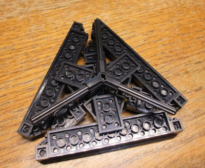 Die Konstruktion schwebt nur auf einem Pin und wird jeweils mit einer Achse an den Beinen befestigt.