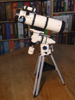Das Teleskop ist dann trotz Mini-Steine doch recht imposant geworden. Die Höhe beträgt gut 40 cm.