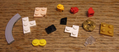 Die 2x2 Jumper Plate und den 45° 1x1 BRU Stein Kannte ich bis jetzt nur von Megaconstrux. Einen 1x1 mit door rail ist mir noch nie untergekommen. Schön auch die 2x2 Plate mit der abgerundeten Ecke. LOZ hat jetzt zwei Goldtöne, der neue ist wirklich glitzernd.