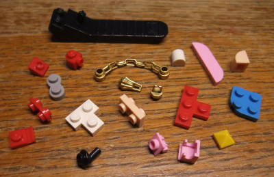 Hier einige interessante Teile. Einen hinge brick 1x1 habe ich noch nie gesehen. Ja den Teiletrenner gibt es bei LOZ auch in Schwarz, nicht nur dunkel Grau. Das neue glänzende Gold ist wirklich schön.