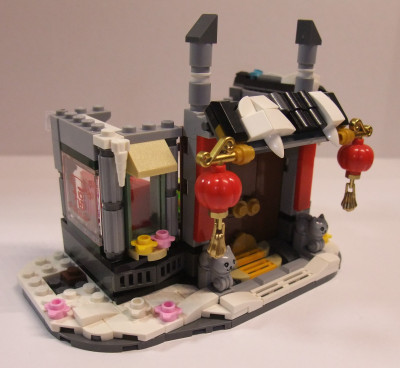 Das Untergeschoss ist dann soweit. Das Vordach über der Tür ist nur mit hinge bricks befestigt, da hätte ich mir eine stabilere Lösung gewünscht.