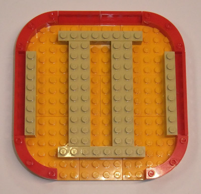 Der Sockel wird aus einigen Platten zusammengesetzt und mit Bricks verstärkt.