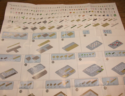 Die Bauanleitung. Sehr schön finde ich, daß die größeren Platten und Fliesen eine Größenangabe dranstehen haben. Endlich muss ich keine Noppen mehr zählen.