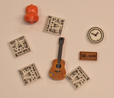 Die Prints. Die Gitarre ist wirklich schön gemacht. Die 2x2 Fliesen scheinen Zeitungen darzustellen. Auf jeden Fall wissen wir durch die &quot;Weile News&quot; wie der Hersteller sich selber nennt.