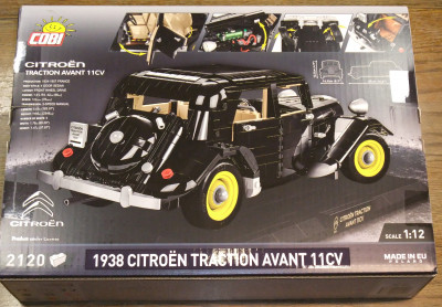 Die Rückseite der Box mit einigen Fahrzeugdaten und Bildern vom Modell.