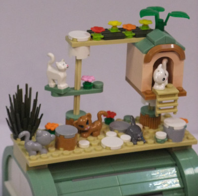 Das kleine Katzenparadies. Der Kotflügel über dem Eingang der Hütte hatte zu kleine Löcher, fällt aber gar nicht so auf, das er nur aufgelegt ist.