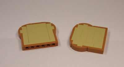 Die Toastscheiben, welche noch mit Aufklebern zugepflastert werden.