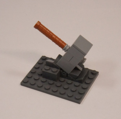 Ein kleiner Minihammer wird noch gebastelt, der im Inneren des Hammerkopfes Platz findet.