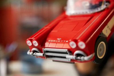 LEGO-Icons-10321-Corvette-C1-Lifestyle-9.jpg