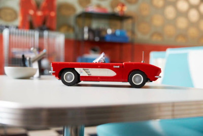 LEGO-Icons-10321-Corvette-C1-Lifestyle-7.jpg