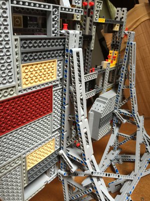 Stand_for_10179UCS_Falcon_1.jpg