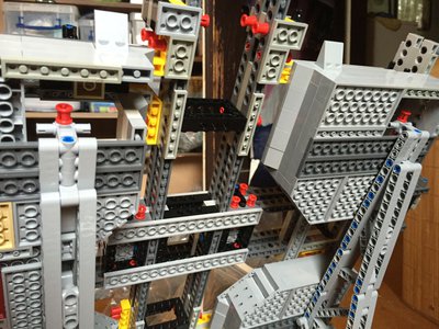 Stand_for_10179UCS_Falcon_10.jpg