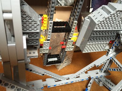 Stand_for_10179UCS_Falcon_11.jpg