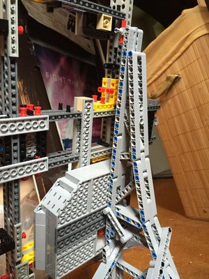 Stand_for_10179UCS_Falcon_2.jpg