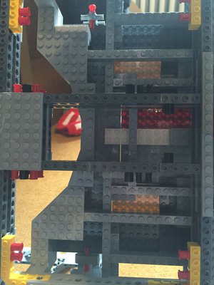 Stand_for_10179UCS_Falcon_3.jpg