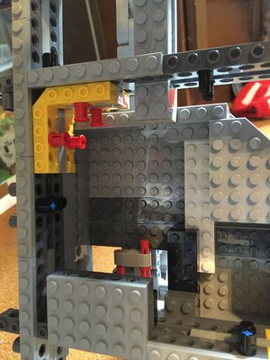 Stand_for_10179UCS_Falcon_4.jpg