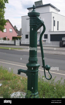 eine-wasserpumpe-am-straenrand-in-berlin-spandau-nennhauser-damm-hier-modell-krause-pumpe-a-water-pump-on-the-roadside-model-krause-pump-2BPCET9.jpg