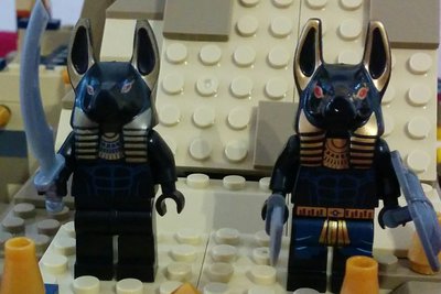 Links die Figur vom Händler, rechts die im Set enthaltene Figur