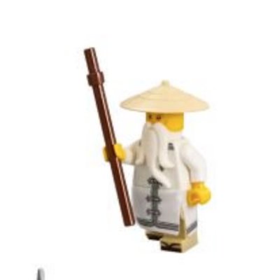 Auf dem Werbebild hält Sensei Wu den Stock rechts