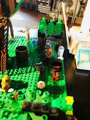 Ebenerdiges Haus für die älteren Ewoks, Chewie gönnt sich am Feuer eine Brezel