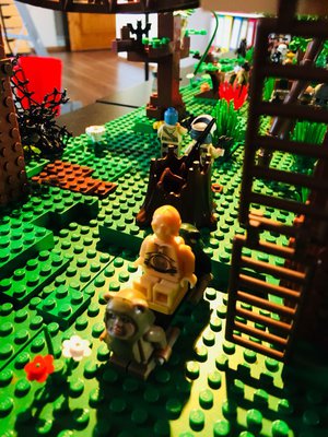 C-3PO wird von zwei Ewoks ins Dorf getragen