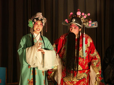 1280px-Sichuan_Opera_in_Chengdu.jpg