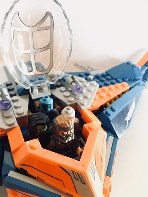 Alle enthaltenen Minifiguren passen ins Cockpit