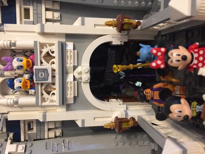 Mickey, Minni, Donald, Daysie und die Feh (an der Spitze montiert) waren dabei. Die anderen 3 hab ich mir schon so besorgt. Aber es fehlen doch noch ein paar