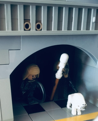 Rebold und Moloch hetzen aus einer dunklen Gasse