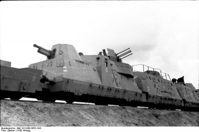 Bundesarchiv_Bild_101I-639-4252-19A,_Im_Osten,_Panzerzug_mit_Geschütz_und_Vierlingsflak.jpg