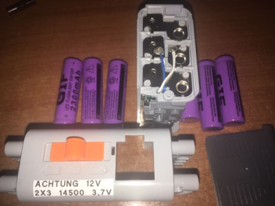 Die zerlegte Batteriebox