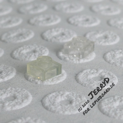1x1-Plate in transclear: vorn 30 Jahre alt, hinten neu.
