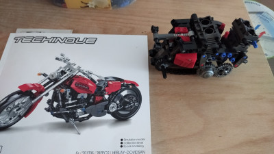 ... und die zweite Hälfte des Motorblockes. Leider ist es nicht möglich beide auf einer Ebene zu montieren. Hier hab ich alles versucht aber es sind immer einige Grad unterschied und es gibt einiges an Spannung