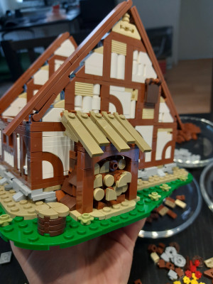 Holzverschlag<br />Kritikpunkt: Halterung der Holzumfassung des Gibel hält nicht besonders gut