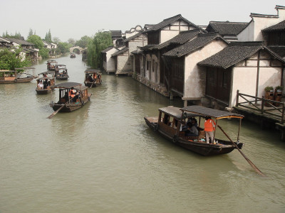 1280px-Canal_in_Wuzhen.jpeg