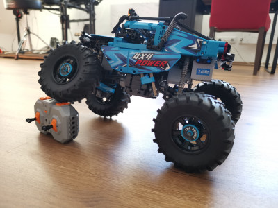 Verschränkung mit grauen Lego-Federn