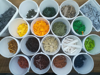 Joghurt-Eimer Upcycling zur neuen Funktion als Sortiereimern. Je Farbe ein Eimer.