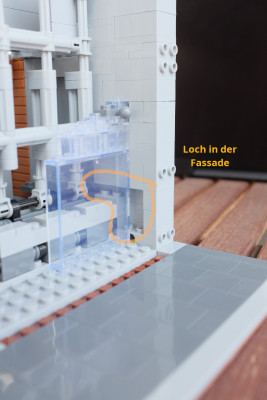 Loch in der Fassade.jpg